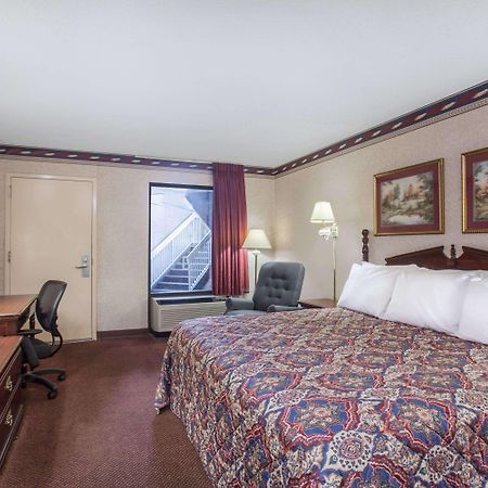 Days Inn By Wyndham Saint Pauls Экстерьер фото