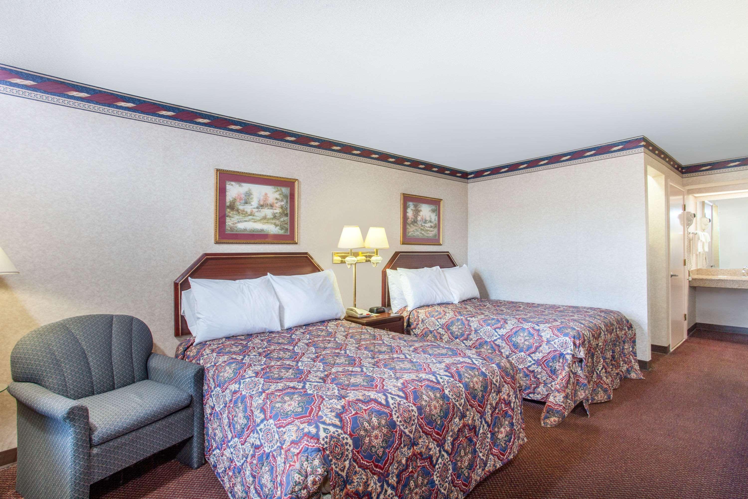 Days Inn By Wyndham Saint Pauls Экстерьер фото