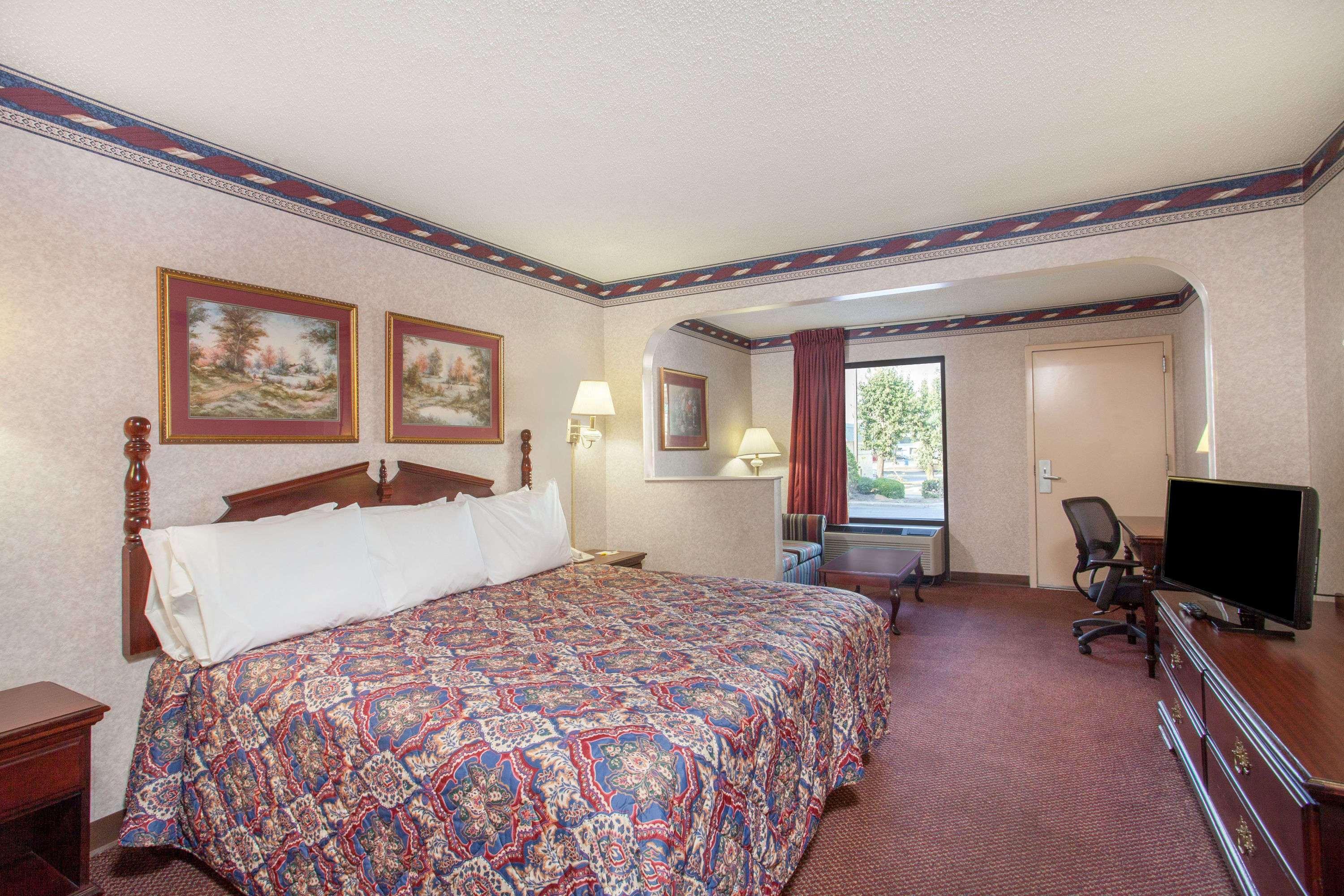 Days Inn By Wyndham Saint Pauls Экстерьер фото