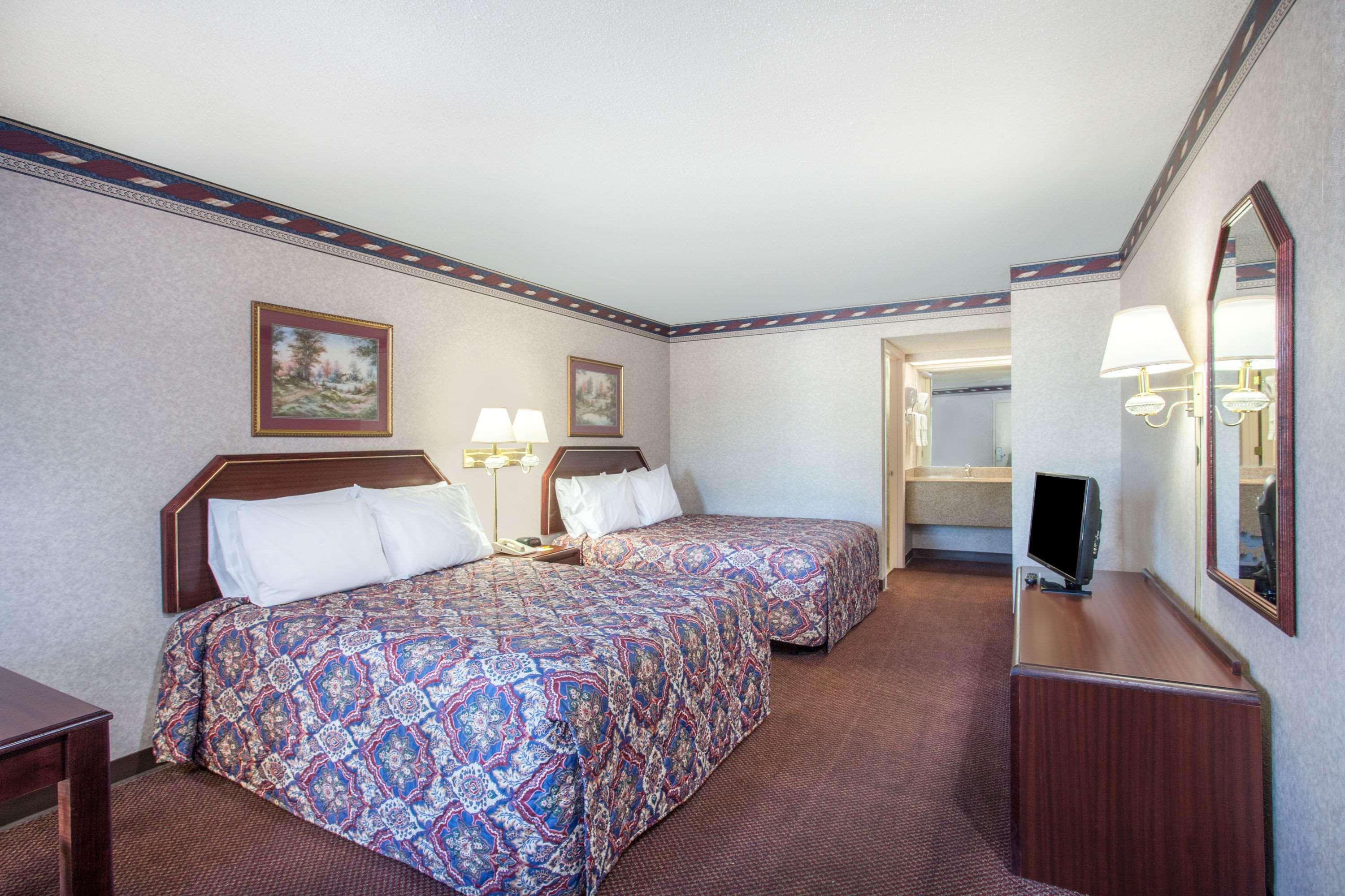 Days Inn By Wyndham Saint Pauls Экстерьер фото