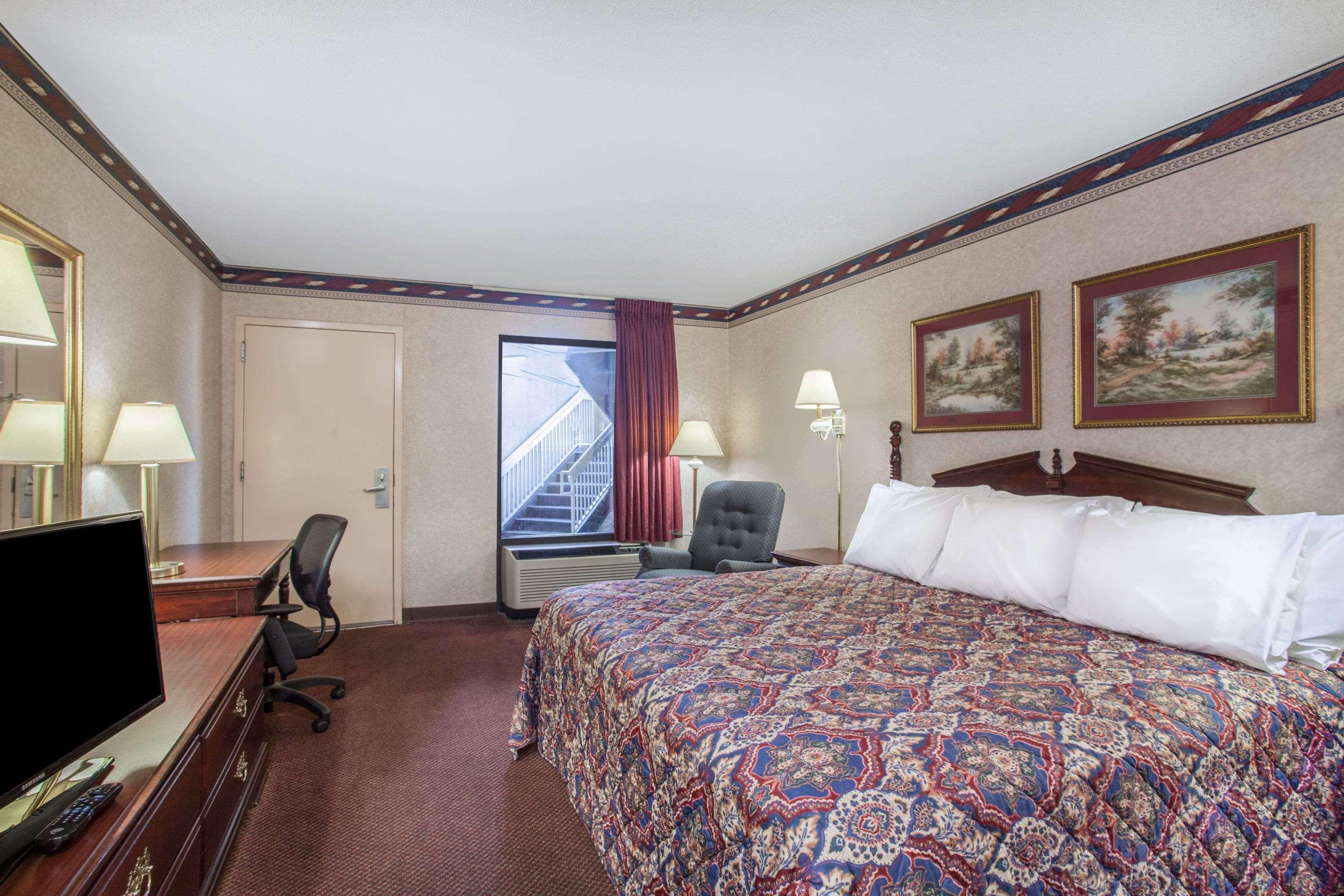 Days Inn By Wyndham Saint Pauls Экстерьер фото