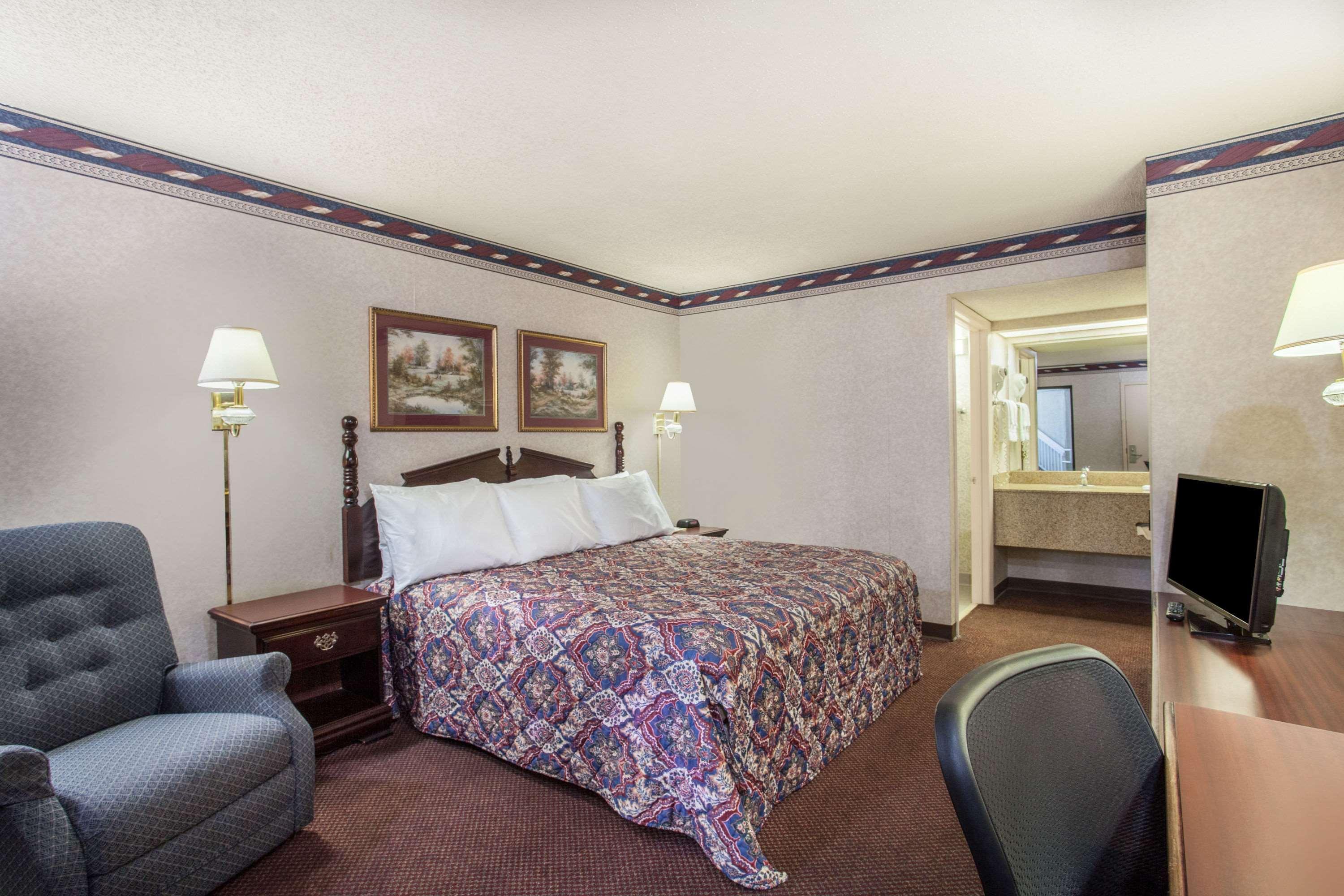 Days Inn By Wyndham Saint Pauls Экстерьер фото