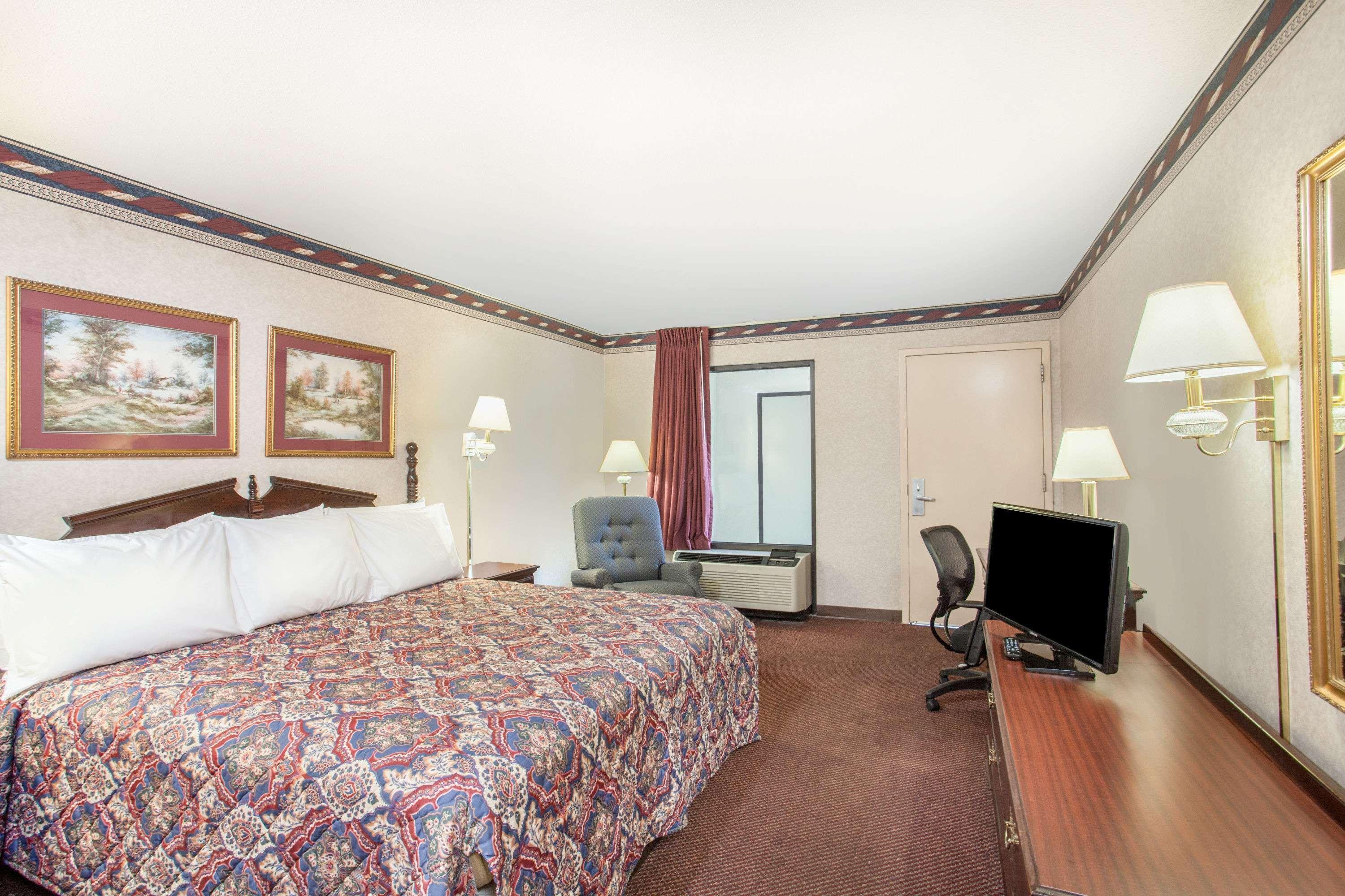 Days Inn By Wyndham Saint Pauls Экстерьер фото