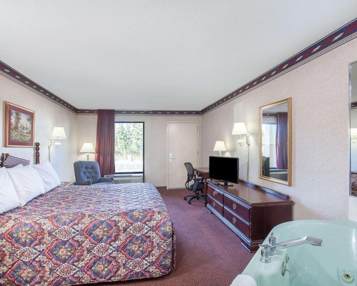 Days Inn By Wyndham Saint Pauls Экстерьер фото
